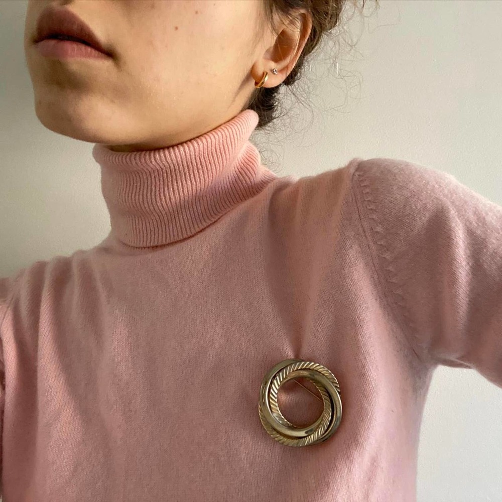 Cute golden knot brooch vintage